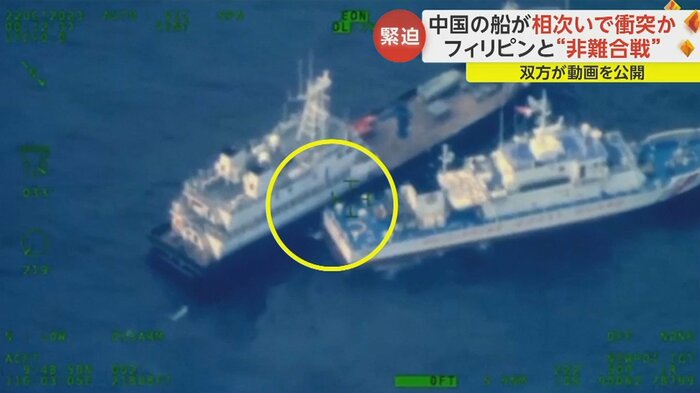 右側の白い船が、船尾を左側の船にぶつけるような動き