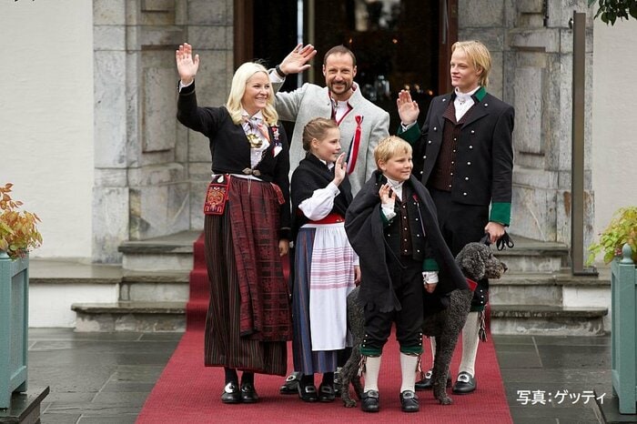 ノルウェーのホーコン皇太子一家(右端がマリウス氏 2015年)