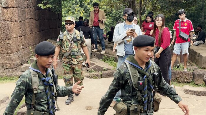 黒の帽子（手前）がタイ兵士、緑の帽子（奥）がカンボジア兵士（2025年7月23日）