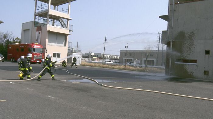 消防隊員による消火訓練