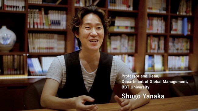 アバター授業を解説するBBT大学経営学部グローバル経営学科長の谷中修吾教授