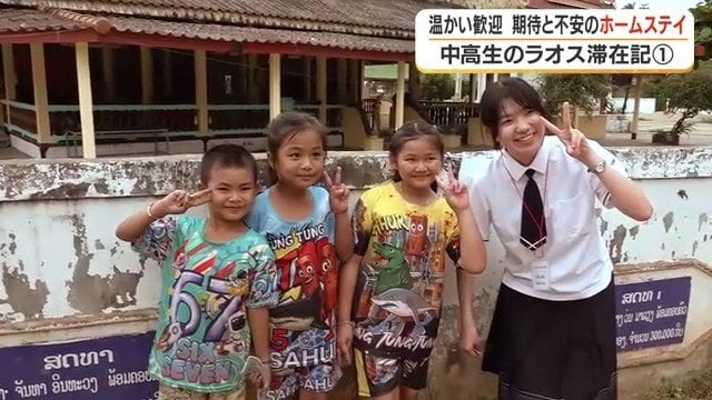 子供たちに囲まれる、指宿高1年（南九州市）小田采和さん