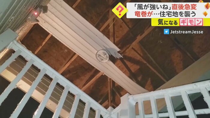 階段上の天井 パネルが吹き飛ばされている