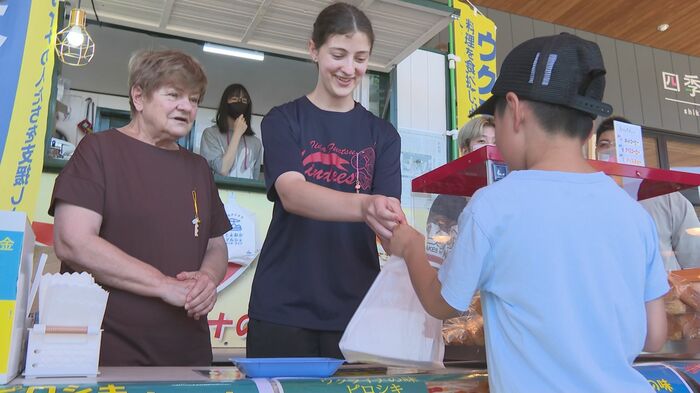 キッチンカーを手伝うオリガさんとダリアさん