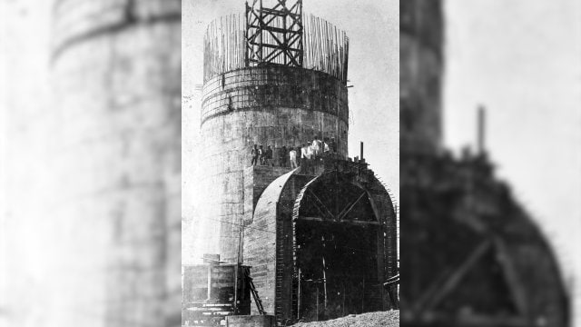 製錬所のガス問題解決のため煙突を建設