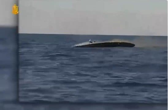 （「プロテクター」の機関銃弾を浴びて、上部構造物を失ったロシアの無人水上艇　ウクライナ海軍公式映像）