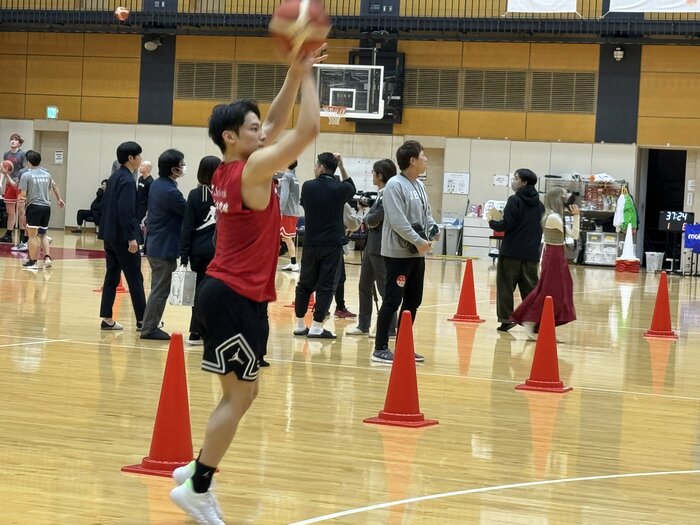 強化合宿で練習する河村勇輝(16日、都内)