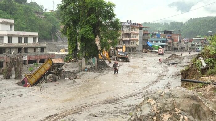 災害から約1カ月後も、泥に覆われた道路では重機による復旧作業が進められていた