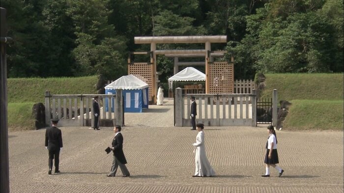 神武天皇陵を参拝される皇太子ご一家（奈良・橿原市）平成28（2016）年7月