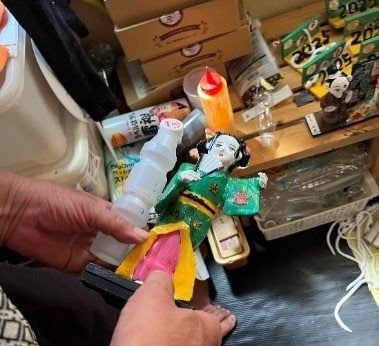 飲み物の容器が人形に!