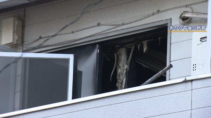 黒く焼け焦げた部屋