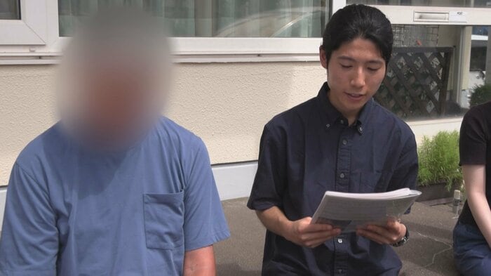諏訪野さんの遺族に説明する宮田さん(写真右)