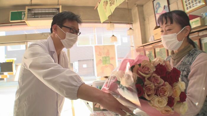杉崎さんに花束を手渡す鈴木健太郎さん