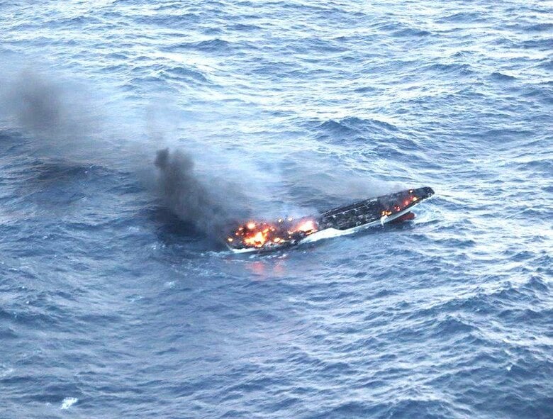 【大海原で燃える漁船】機関室から出火しエンジン停止の危機…北海道襟裳岬沖600キロで”かつお一本釣り漁船”が火災_海保の巡視船や航空機が急行_乗組員17人は僚船により全員救助｜FNNプライムオンライン