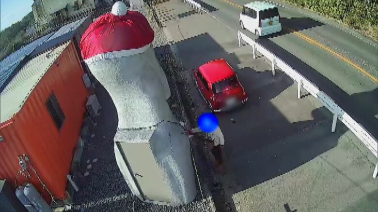 防犯カメラに一部始終…“サンタの衣装”などクリスマスの飾りつけを堂々と盗む人物 真っ赤な車で乗りつけ剥ぎ取る｜FNNプライムオンライン