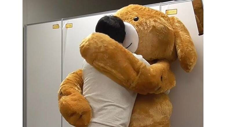 今の時代は触れ合いが足りない？抱きしめてなでてくれる“モフモフロボ”を開発し検証…今後の展開を聞いた｜FNNプライムオンライン