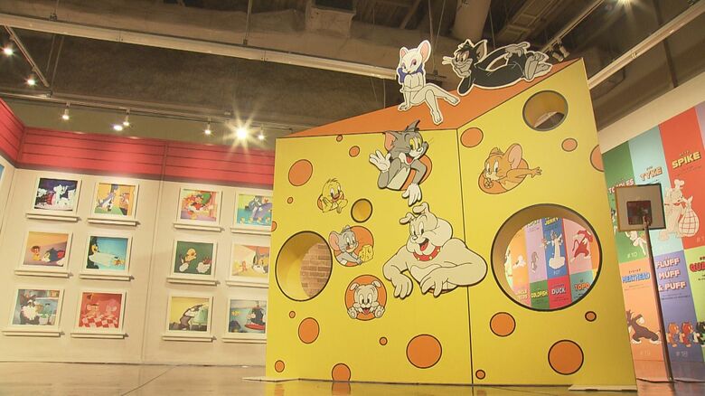 “仲良くケンカ”のフォトスポットも…アニメ『トムとジェリー』誕生85周年記念イベント 限定ご当地グッズなど販売｜FNNプライムオンライン
