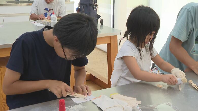 作業に悪戦苦闘…年輪が細かく硬いことで知られる「尾鷲ヒノキ」を使い夏休みの親子がペーパーナイフ作りに挑戦｜FNNプライムオンライン