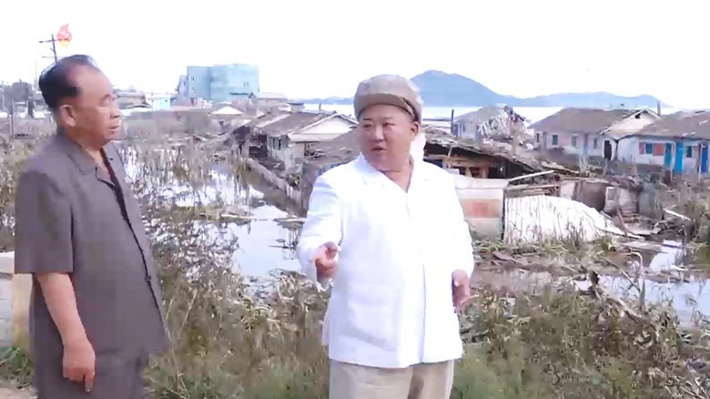 被災地を視察し復興を指示する金正恩氏の姿も報じられた
