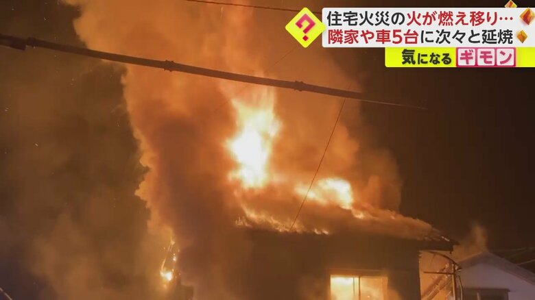 住宅から炎が高く上がっている