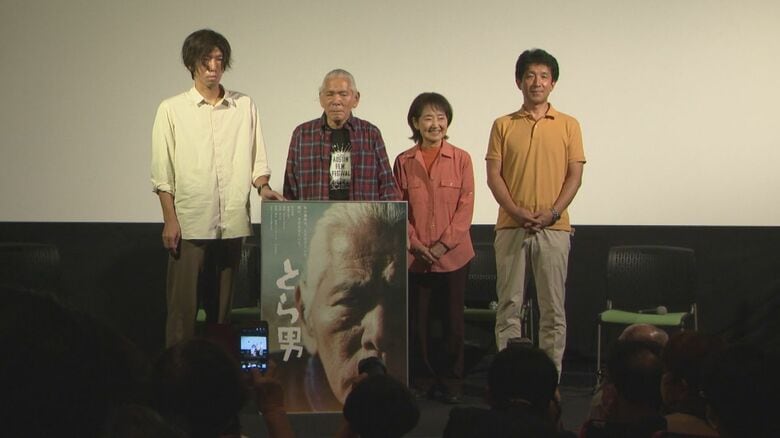 舞台挨拶で記念撮影