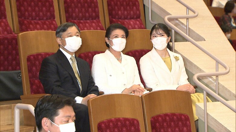 陛下のネクタイと愛子さまのワンピースはマスタード色で、色味を揃えた装いだった。