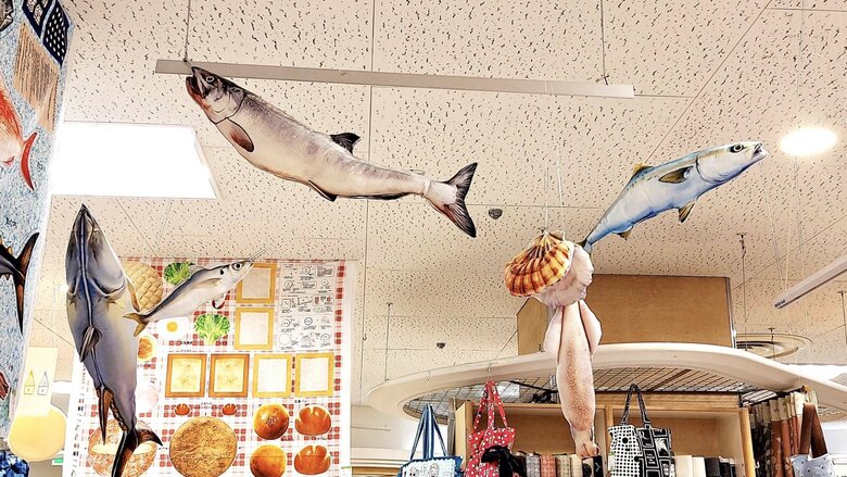 布で作った魚のぬいぐるみも本物さながら