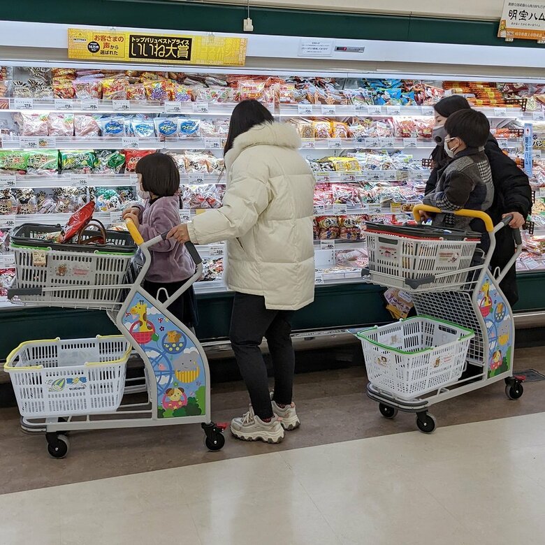 買い物の様子（画像提供：スーパーメイト）