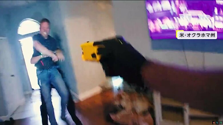 「出て行け！」と抵抗する男