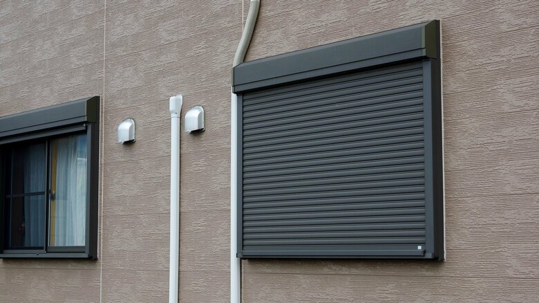 窓用シャッターの取り付けもお勧めという（画像はイメージ）