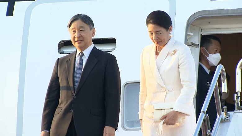 29日午後6時頃、イギリスから帰国された両陛下