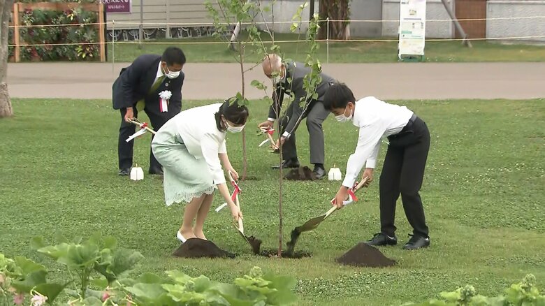 記念植樹に臨まれる佳子さま
