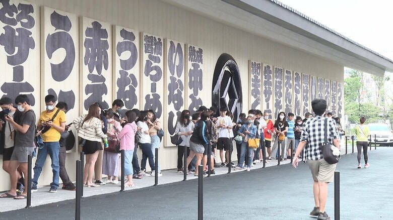 行列が300人以上になりオープン時間を40分早めた
