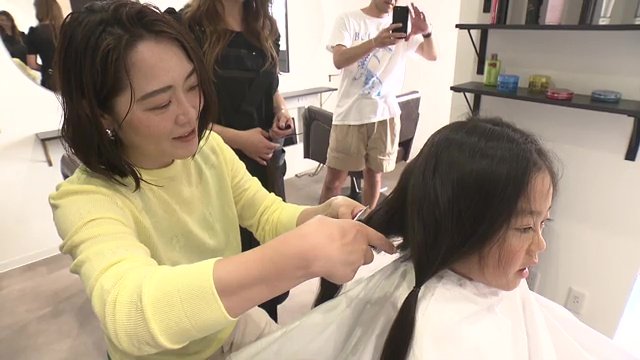 両親もハサミを入れる　風くん「軽い」