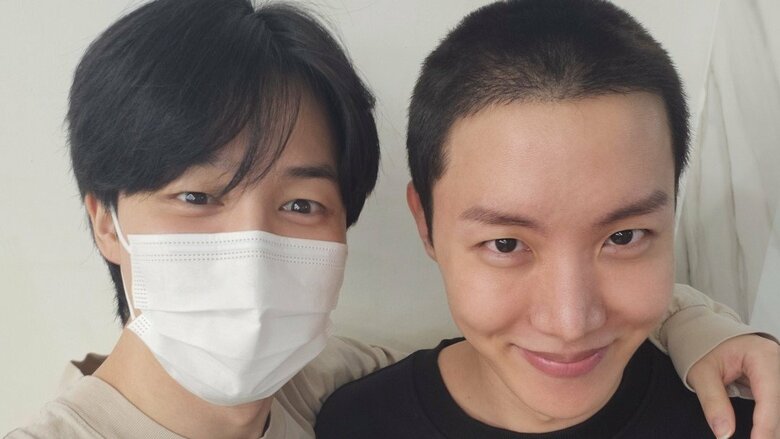JIMINさん（左）が投稿した、J-HOPEさんとの2ショット写真