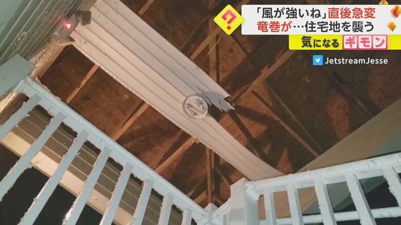 階段上の天井　パネルが吹き飛ばされている
