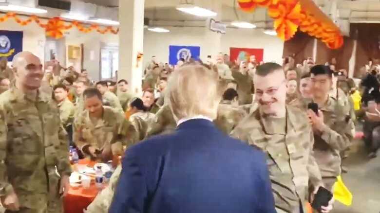 米兵たちと一緒に感謝祭を祝うトランプ大統領