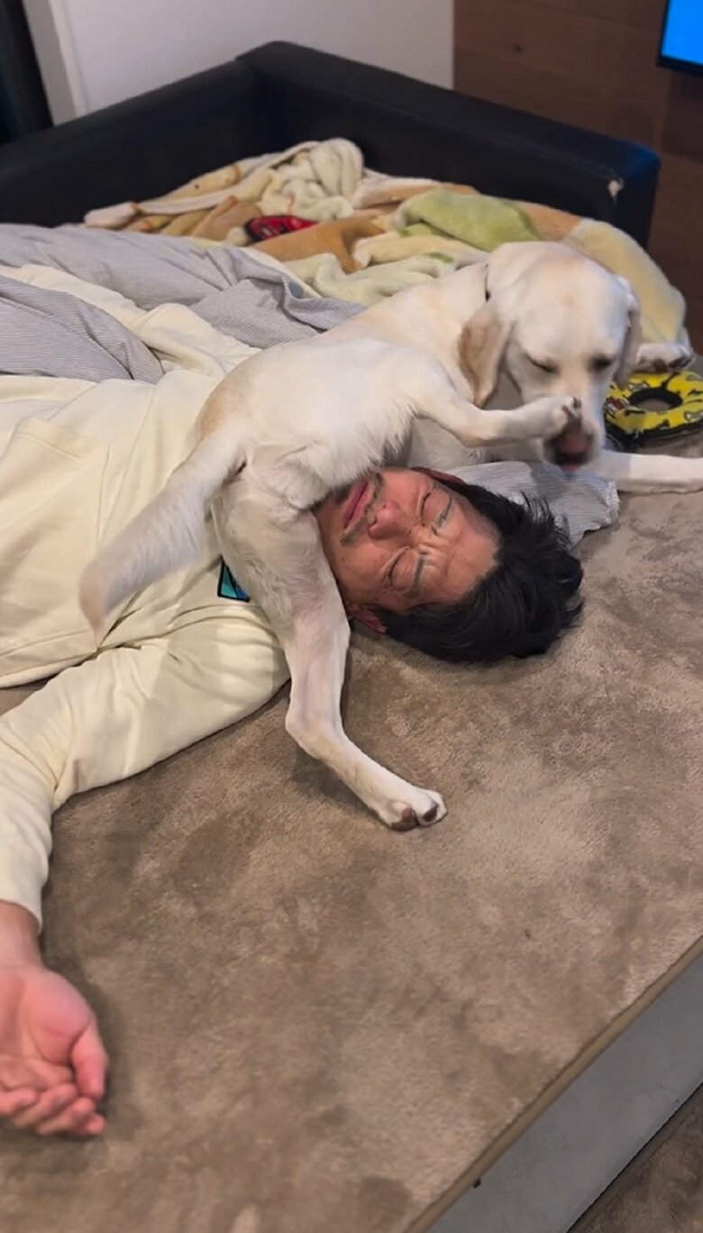 旦那さんは少し寝づらそうな表情をしている