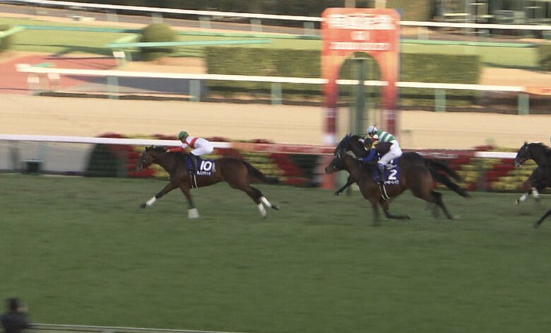 先頭で駆け抜けるダノンザキッド（ホープフルS）