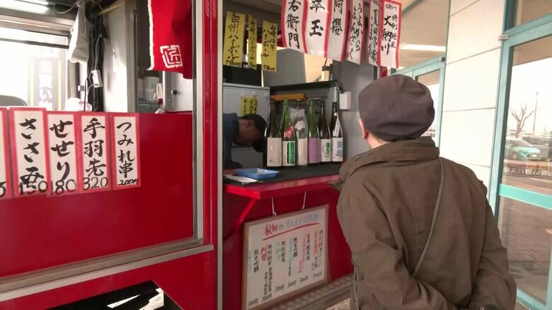 珍しい姿のキッチンカーに客も興味津々