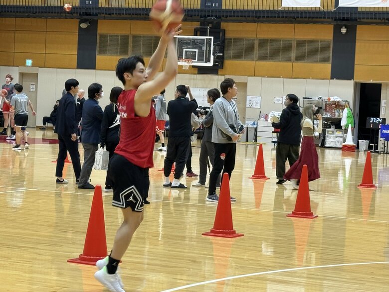 強化合宿で練習する河村勇輝（16日、都内）