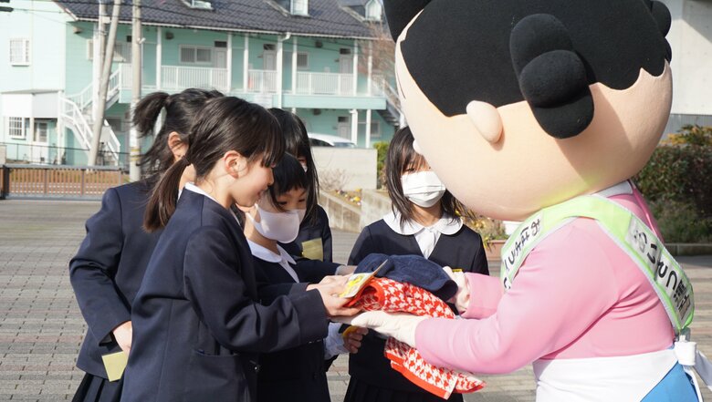 サザエさんがタオルやシールをプレゼント（志賀小学校）