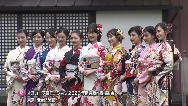 オスカープロモーションによる新春晴れ着撮影会で着物姿をお披露目した小芝風花さん（左から5人目）ら