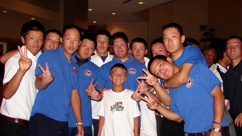 高校日本代表メンバーとヌートバー少年。若き日の斎藤佑樹や田中将大の姿も見える（写真：船橋さん提供）