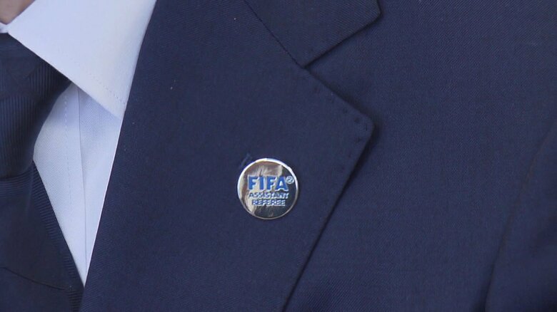 2017年にサッカー国際審判員に登録　『FIFA　ASSISTANT　REFEREE（副審）』のバッジ