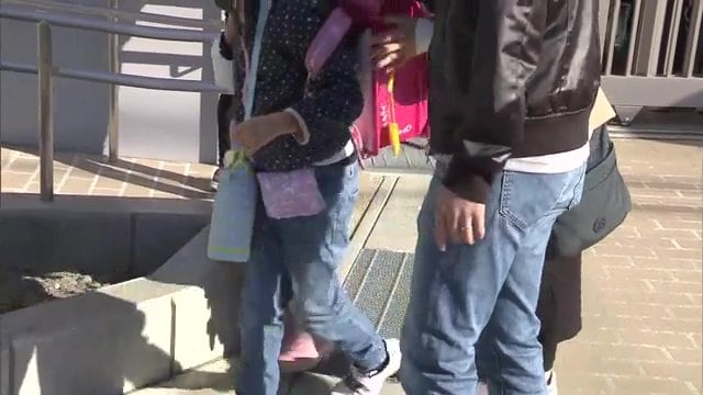 近くの小学校では下校時間を早めたり集団下校