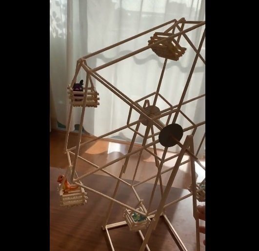 ゴンドラには人形をのせて遊べる！