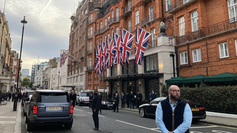 両陛下が宿泊されているホテル前は、一夜明けて、物々しい、警備態勢だった。