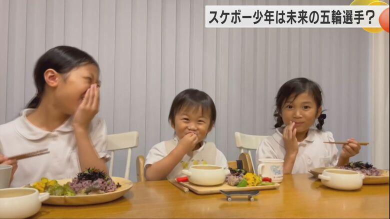 2人の姉といるときは甘えん坊の洵くん