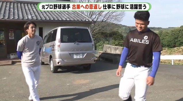 練習前に後輩と話す則本さん